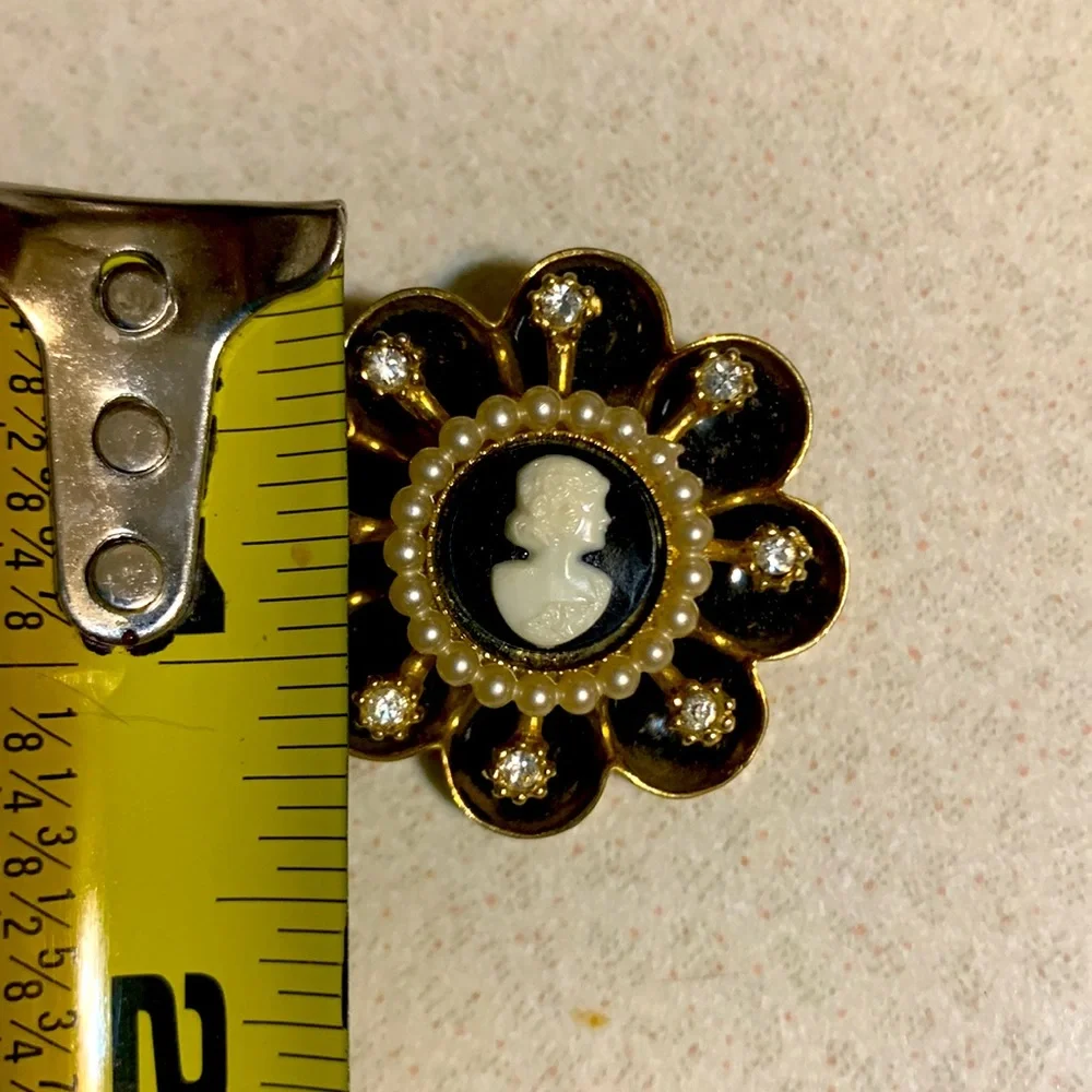 Vintage Coro cameo rhinestone faux pearl gold tone broach (380)